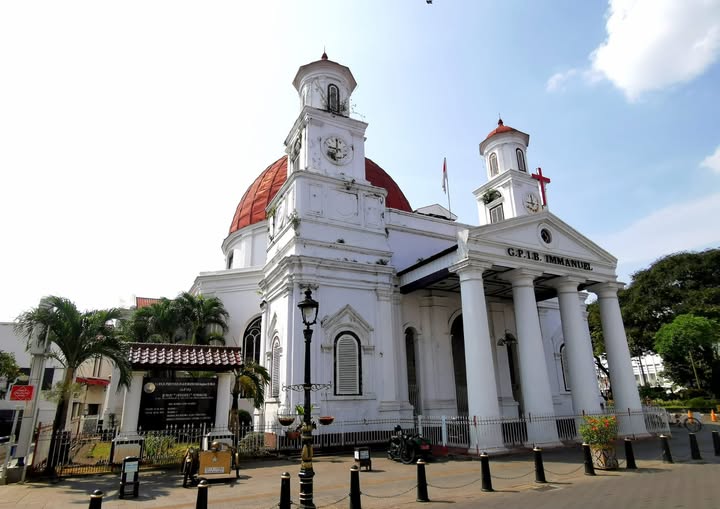 Gereja Blenduk Semarang menjadi salah satu tempat ibadah yang paling bersejarah dan ikonik saat perayaan Natal tiba. Gereja tertua di Jawa Tengah ini tidak hanya berfungsi sebagai tempat peribadatan umat Kristiani, tetapi juga menjadi simbol perjalanan panjang iman, budaya, dan toleransi di Kota Semarang.