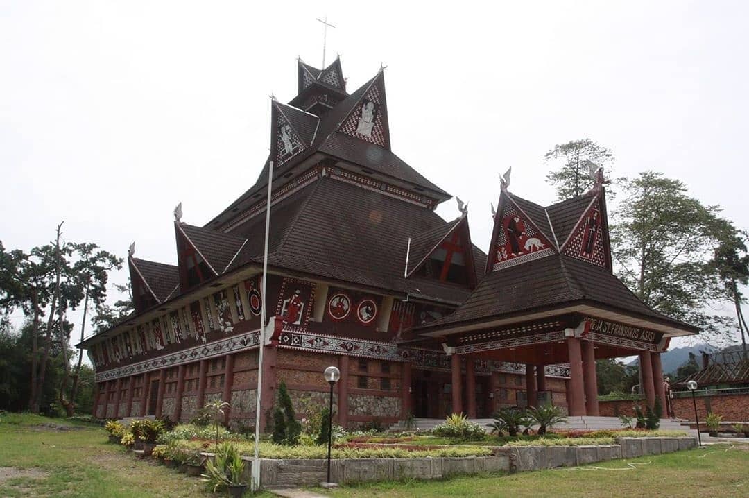 Gereja Santo Fransiskus Asisi Berastagi merupakan salah satu ikon wisata religi paling terkenal di Kabupaten Karo, Sumatera Utara. Bangunan gereja ini tidak hanya menjadi pusat ibadah umat Katolik, tetapi juga menarik perhatian wisatawan karena arsitekturnya yang unik dan berbeda dari gereja pada umumnya.