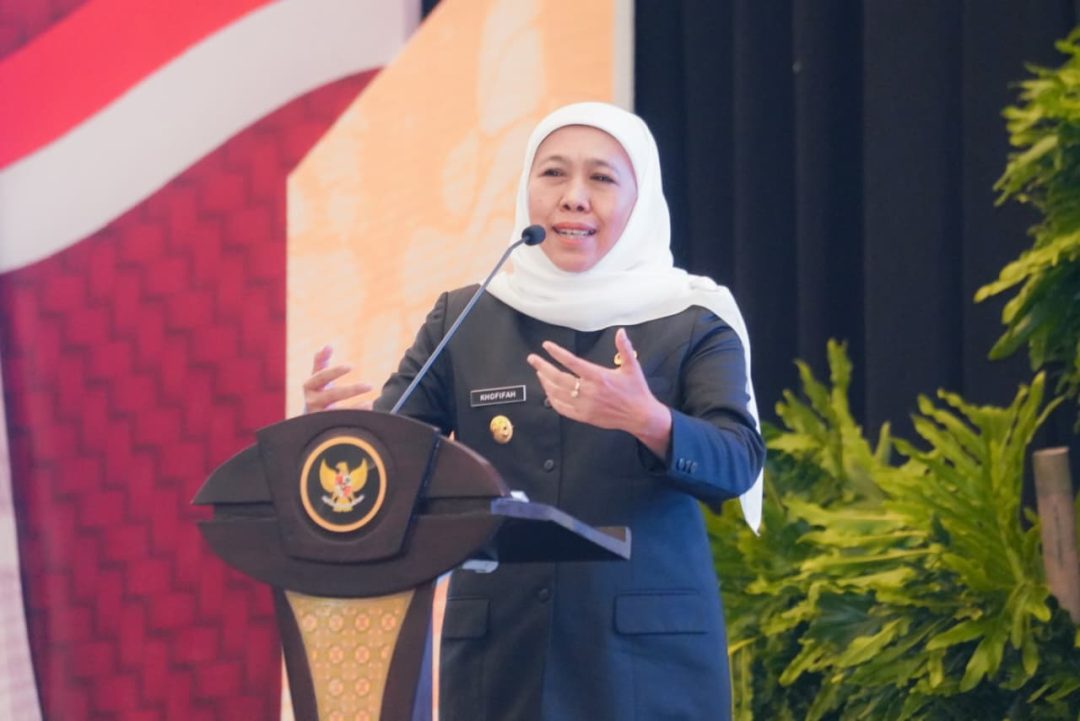 Gubernur Jawa Timur, Khofifah Indar Parawansa, mengimbau seluruh pemerintah kabupaten dan kota di Jawa Timur untuk tidak menggelar pesta kembang api pada malam pergantian tahun 2025 ke 2026.