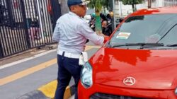 Dinas Perhubungan Kota Madiuan Tertibkan Parkir Liar di Jalan Dr Sutomo