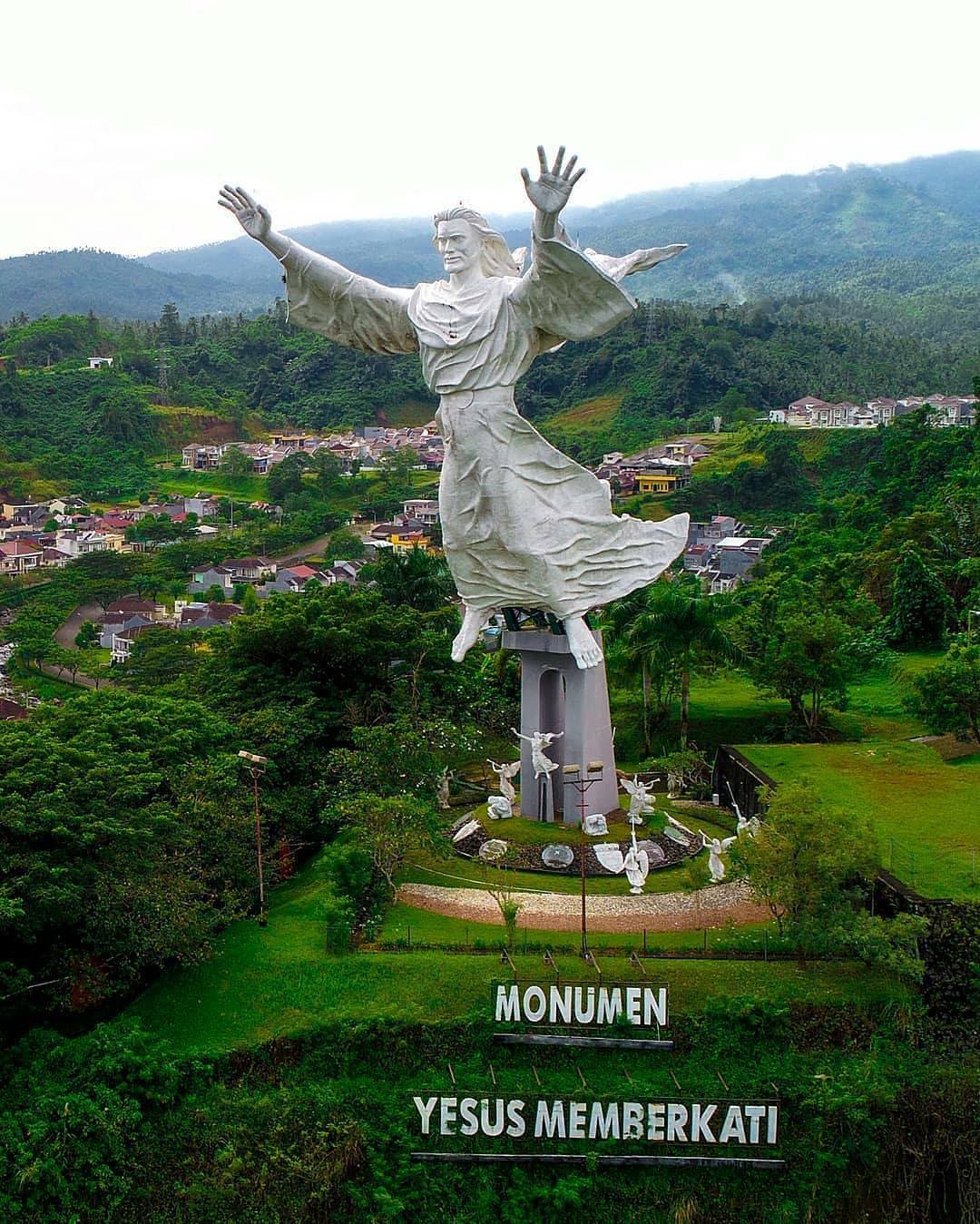 Monumen Yesus Memberkati di Manado menjadi salah satu ikon religi paling dikenal di Indonesia, terutama saat perayaan Natal. Patung Yesus Kristus yang berdiri megah menghadap Teluk Manado ini kerap menjadi pusat perhatian umat Kristiani dan wisatawan yang datang untuk merayakan Natal dengan penuh sukacita dan pengharapan.