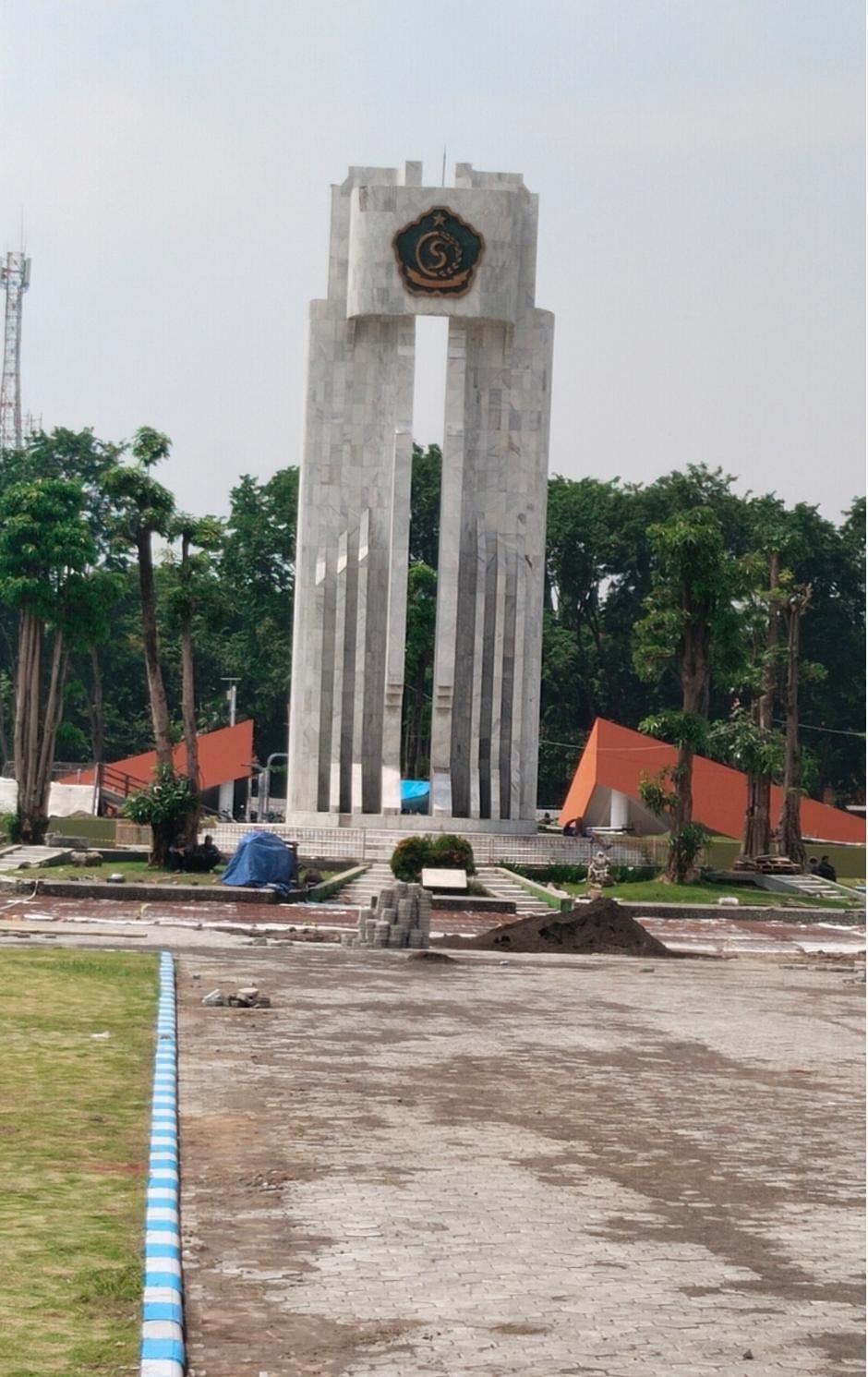 Pembangunan Alun-Alun Sidoarjo mengalami keterlambatan dari jadwal perencanaan awal. Proyek yang semestinya rampung pada 15 Desember 2025 hingga kini belum selesai dan telah memasuki masa perpanjangan waktu pelaksanaan hingga 26 Desember 2025.
