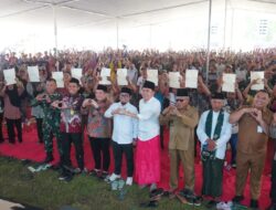 Ciptakan Keadilan Agraria, Bupati Fawait dan DPR-RI Serahkan 1180 Sertipikat Redistribusi Tanah di Desa Mandiku