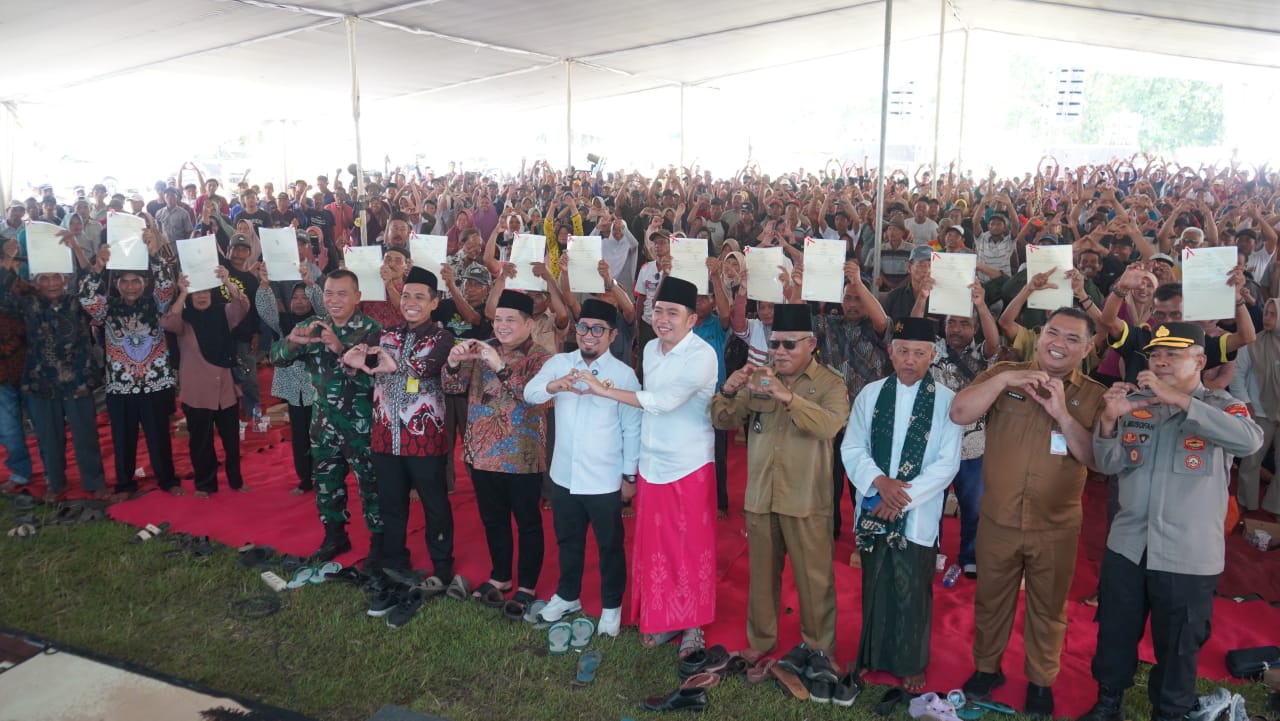 Ciptakan keadilan agraria bagi masyarakat Pemerintah melalui Kementerian Agraria dan Tata Ruang/Badan Pertanahan Nasional (ATR/BPN) kembali menyerakan Sertipikat Program Redistribusi Tanah Objek Reforma Agraria Tahun 2025 Senin, 22 Desember 2025, bertempat di Dusun Mandiku, Desa Sidodadi, Kabupaten Jember.