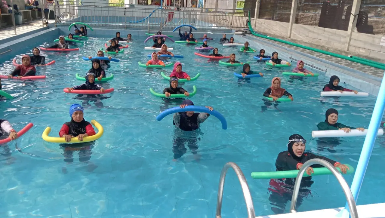 Water aerobic adalah jenis latihan aerobik yang dilakukan di kolam renang sedalam pinggang atau lebih. Aerobik air sebenarnya mirip dengan gerakan aerobik biasa, tetapi dilakukan di dalam air. Namun, gerakannya tidak memberikan tekanan berlebih pada area persendian.