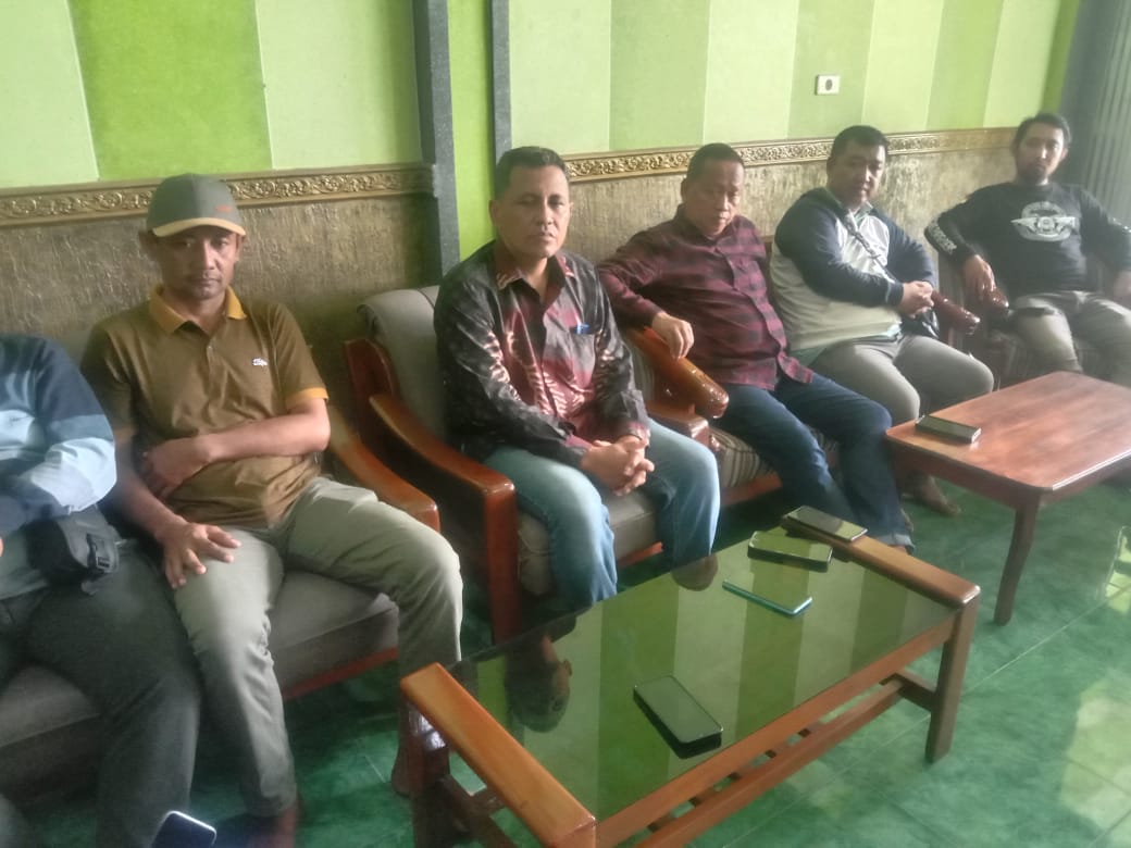 Di duga ada intervensi penjualan pupuk bersubsidi oleh salah satu Ketua Kelontong Tani (Poktan) di atas Harga Eceran Tertinggi (HET) oleh salah satu kios di Kecamatan Jombang di akui oleh pemilik kios sebut saja Mr.X,Minggu (28/13/2025).