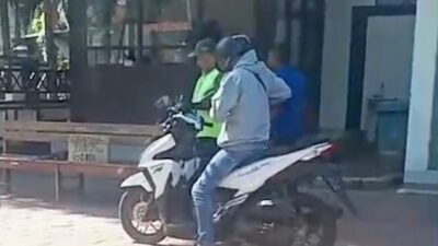 Keluhan masyarakat wajib pajak kendaraan bermotor terhadap parkir di area Kantor Samsat Madiun keluhan berlangsung cukup lama bukan karena nominalnya yang mereka tau parkir di area milik pemerintah itu gratis.