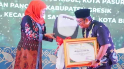 Gubernur Jawa Timur Khofifah Indar Parawansa menyerahkan Penghargaan Lingkungan Hidup Tahun 2025 pada acara yang digelar Dinas Lingkungan Hidup (DLH) Provinsi Jawa Timur di Surabaya, Senin (29/12) malam.