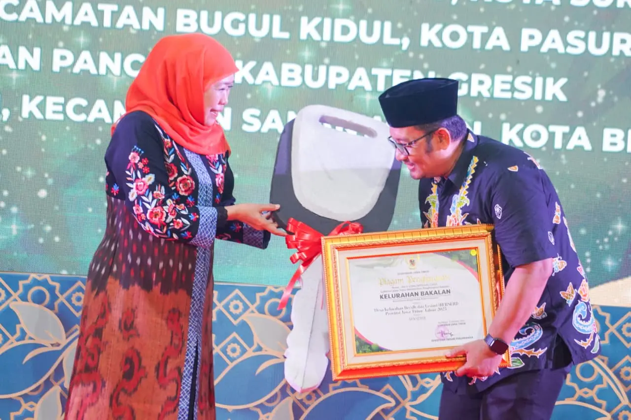 Gubernur Jawa Timur Khofifah Indar Parawansa menyerahkan Penghargaan Lingkungan Hidup Tahun 2025 pada acara yang digelar Dinas Lingkungan Hidup (DLH) Provinsi Jawa Timur di Surabaya, Senin (29/12) malam.