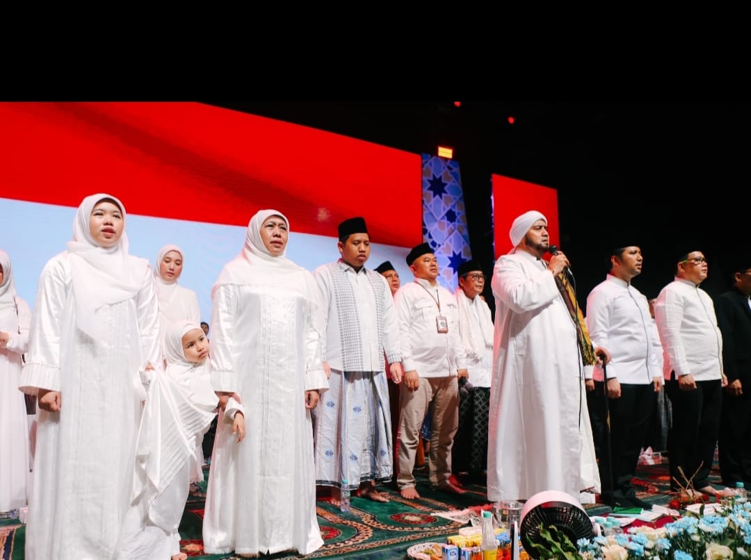 Gubernur Jawa Timur Khofifah Indar Parawansa dan Wakil Gubernur Emil Dardak mengikuti gelaran Dzikir, Doa dan Shalawat Akhir Tahun 2025 bersama Habib Syech bin Abdul Qodir Assegaf bersama ribuan masyarakat pada Selasa (30/12) malam, di halaman Masjid Raya Islamic Center Surabaya. Sekaligus bertepatan dengan 10 Rajab 1447 H, menjadi ruang syukur kolektif dan ikhtiar doa bagi keselamatan Jawa Timur dan Indonesia di momen pergantian tahun.