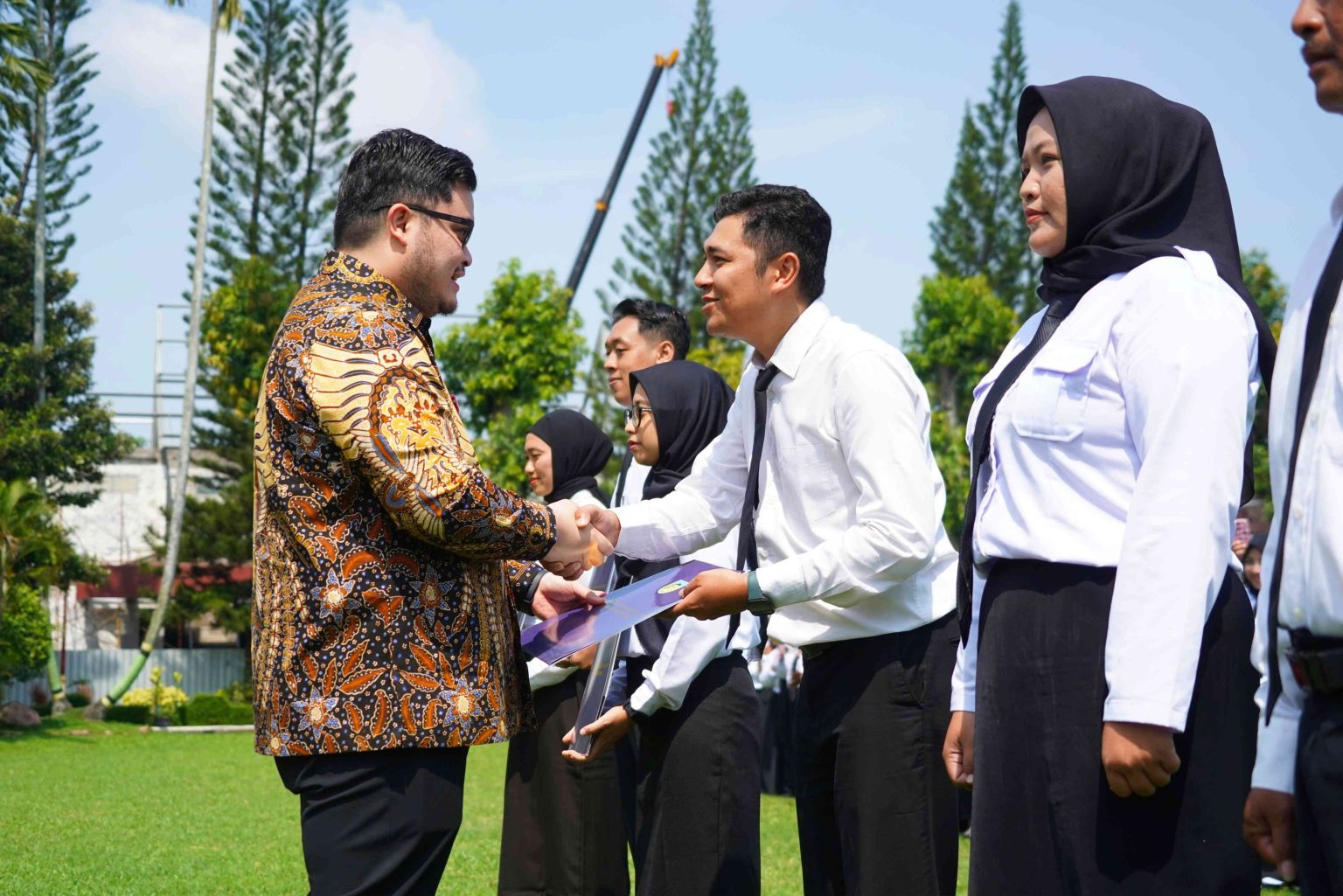 Pemerintah Kabupaten Kediri tetap memprioritaskan pengangkatan 3.211 Pegawai Pemerintah dengan Perjanjian Kerja (PPPK) Paruh Waktu pada 2025, meskipun daerah tengah menghadapi kebijakan efisiensi anggaran. Kebijakan tersebut ditegaskan langsung Bupati Kediri Hanindhito Himawan Pramana saat memberikan pengarahan sekaligus menyerahkan Surat Keputusan (SK) PPPK Paruh Waktu di Lapangan Kantor Pemerintah Kabupaten Kediri, Kamis (18/12/2025).