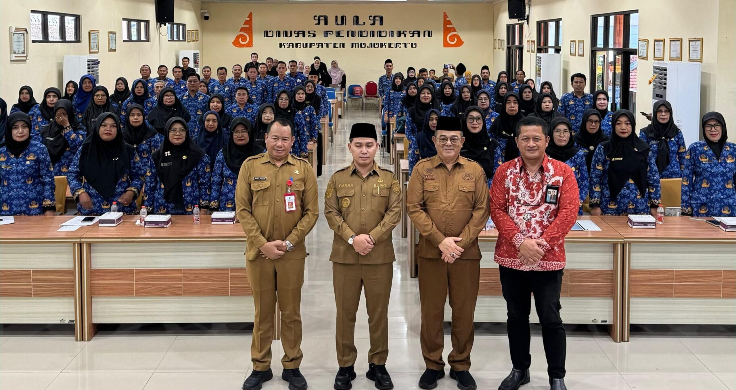 Puluhan Guru Kontrak Kabupaten Mojokerto Terima SK Perpanjangan