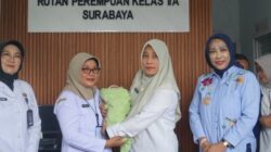 Bayi Dua Bulan yang Ditinggal Ibunya Meninggal Diserahkan Wakil Bupati Sidoarjo Wakil Bupati Sidoarjo, Hj. Mimik Idayana dan Dinas Sosial (Dinsos) Sidoarjo beserta Dinas P3AKB Sidoarjo, menerima penyerahan seorang bayi laki-laki berusia dua minggu yang ditinggal wafat ibunya dua hari setelah melahirkan. Penyerahan dilakukan di Rutan Perempuan Kelas II A Surabaya di Porong, Rabu (31/12/2025).