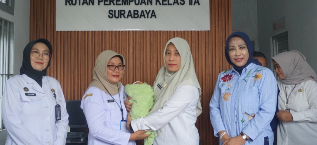 Wakil Bupati Sidoarjo, Hj. Mimik Idayana dan Dinas Sosial (Dinsos) Sidoarjo beserta Dinas P3AKB Sidoarjo, menerima penyerahan seorang bayi laki-laki berusia dua minggu yang ditinggal wafat ibunya dua hari setelah melahirkan. Penyerahan dilakukan di Rutan Perempuan Kelas II A Surabaya di Porong, Rabu (31/12/2025).
