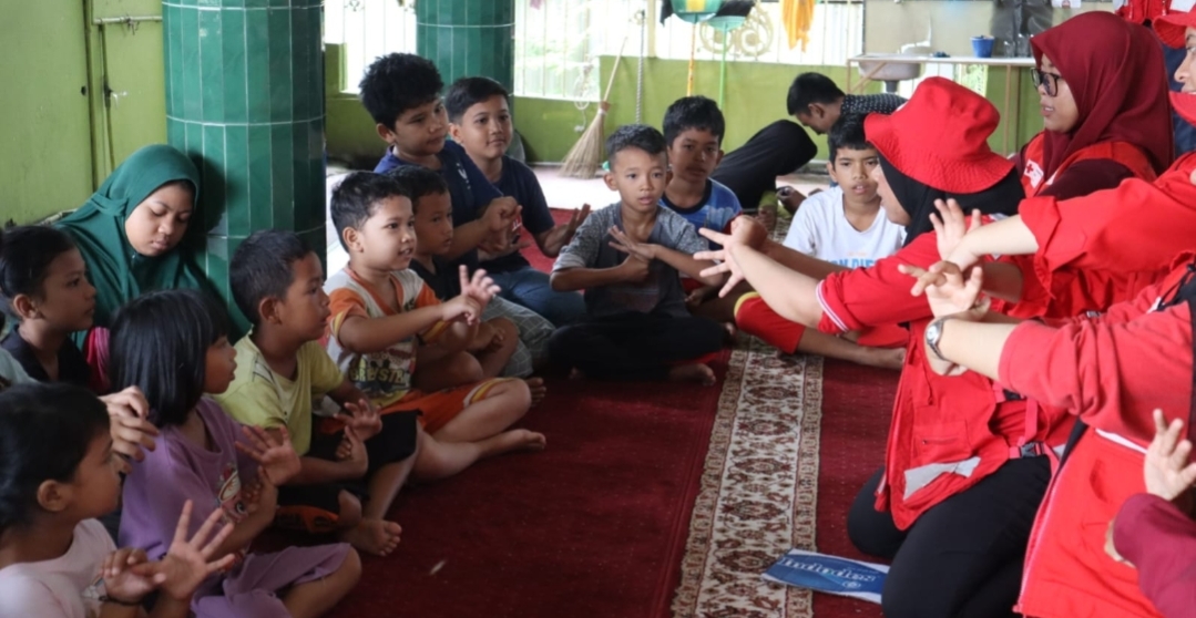 Relawan PMI Jember bantu pulihkan kondisi psikis anak pasca bencana di Medan, Sumut