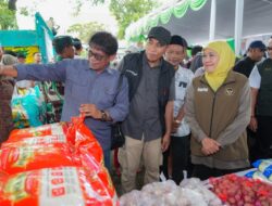 Pengendalian Inflasi dan Stabilisasi Harga Bahan Pokok, Pemprov Jatim Gelar Pasar Murah di Desa Deket Lamongan