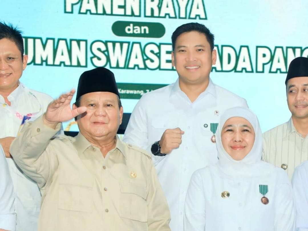 Gubernur Jawa Timur Khofifah Indar Parawansa menerima Satyalancana Wira Karya dari Presiden Prabowo atas kontribusi swasembada pangan 2025. Produksi padi dan beras Jatim tertinggi nasional.