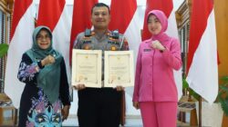 Bupati Magetan Nanik Sumantri menyerahkan penghargaan kepada Satlantas Polres Magetan atas keberhasilan menekan angka kecelakaan lalu lintas tahun 2025.