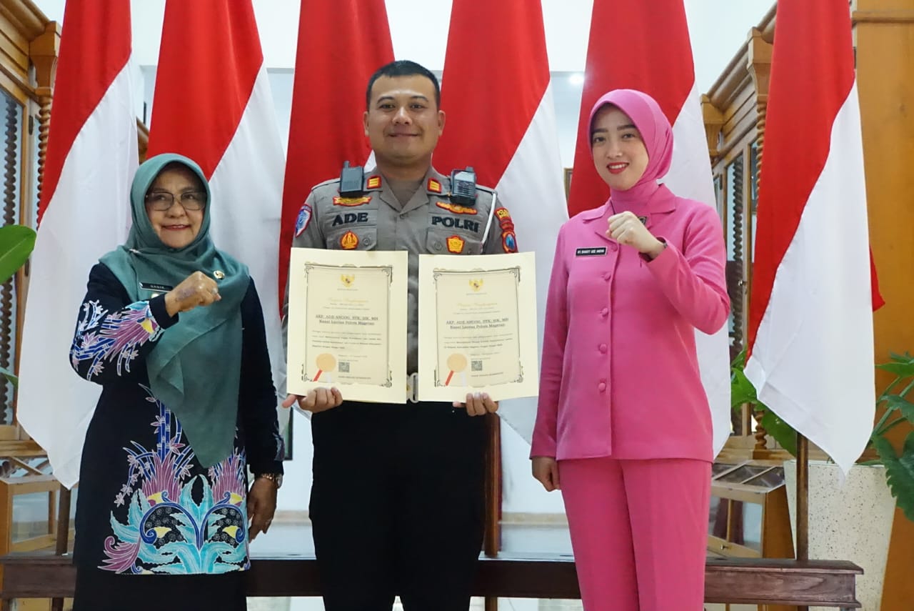 Bupati Magetan Nanik Sumantri menyerahkan penghargaan kepada Satlantas Polres Magetan atas keberhasilan menekan angka kecelakaan lalu lintas tahun 2025.