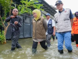Tinjau Banjir Lamongan, Khofifah Pastikan Warga Aman dan Bantuan Tepat Sasaran