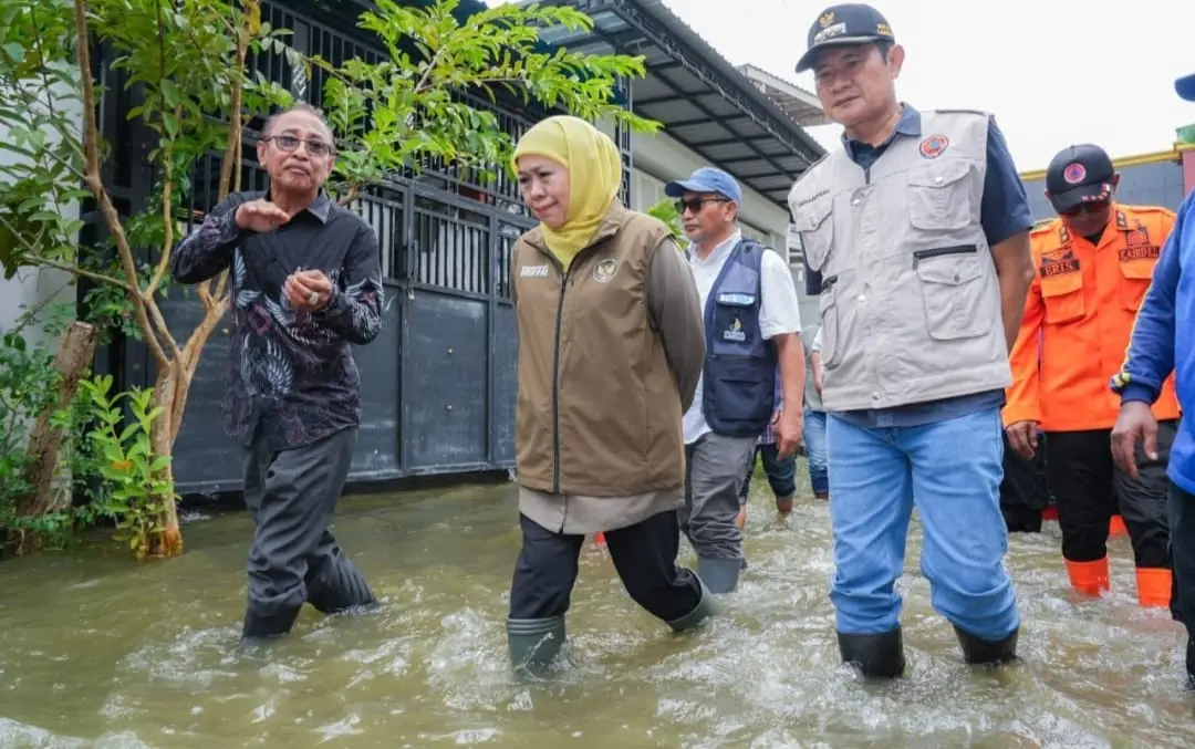 Gubernur Jawa Timur Khofifah Indar Parawansa meninjau banjir di Desa Laladan, Kecamatan Deket, Lamongan, serta menyalurkan bantuan dan memastikan penanganan darurat berjalan optimal.