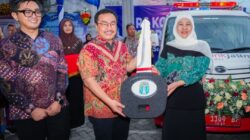 Khofifah serahkan ambulans operasional RS KORPRI Pura Raharja