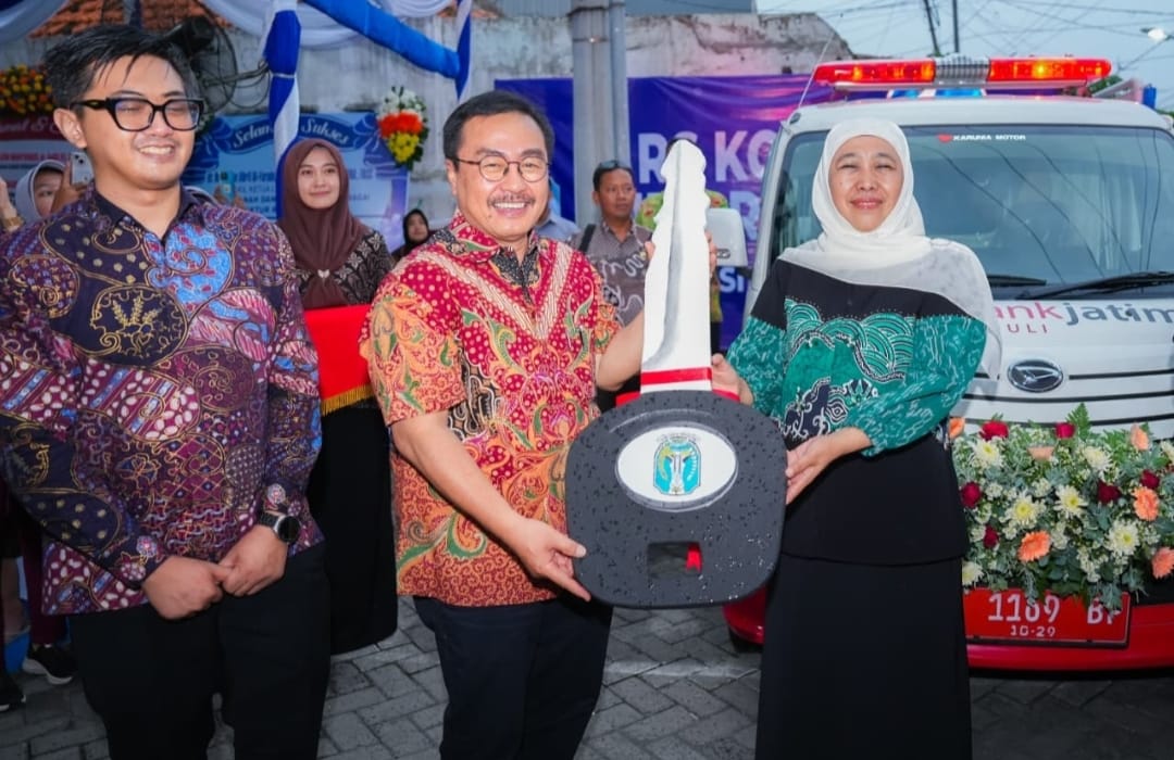 Khofifah serahkan ambulans operasional RS KORPRI Pura Raharja