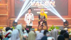 Khofifah Indar Parawansa, Gubernur Jawa Timur, memberikan pesan khusus kepada sang juara D’Academy 7 Velen Akbar. “Jaga karir, Pendidikan dan hormati kedua orang tua”.