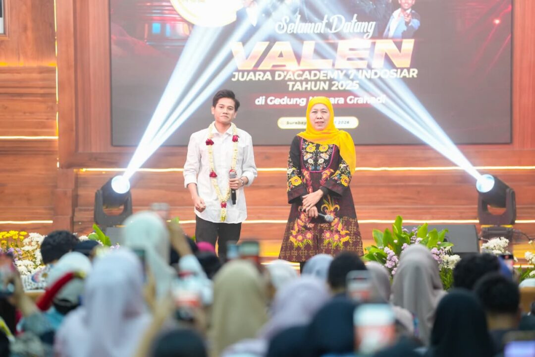 Khofifah Indar Parawansa, Gubernur Jawa Timur, memberikan pesan khusus kepada sang juara D’Academy 7 Velen Akbar. “Jaga karir, Pendidikan dan hormati kedua orang tua”.