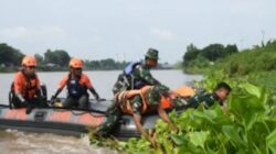Dukung G-Indonesia ASRI Korem 082/CPYJ & Kodim 0815/Mojokerto Bersihkan Eceng Gondok Kali Brantas 