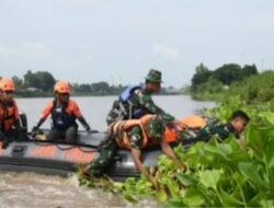 Dukung G-Indonesia ASRI Korem 082/CPYJ & Kodim 0815/Mojokerto Bersihkan Eceng Gondok Kali Brantas 
